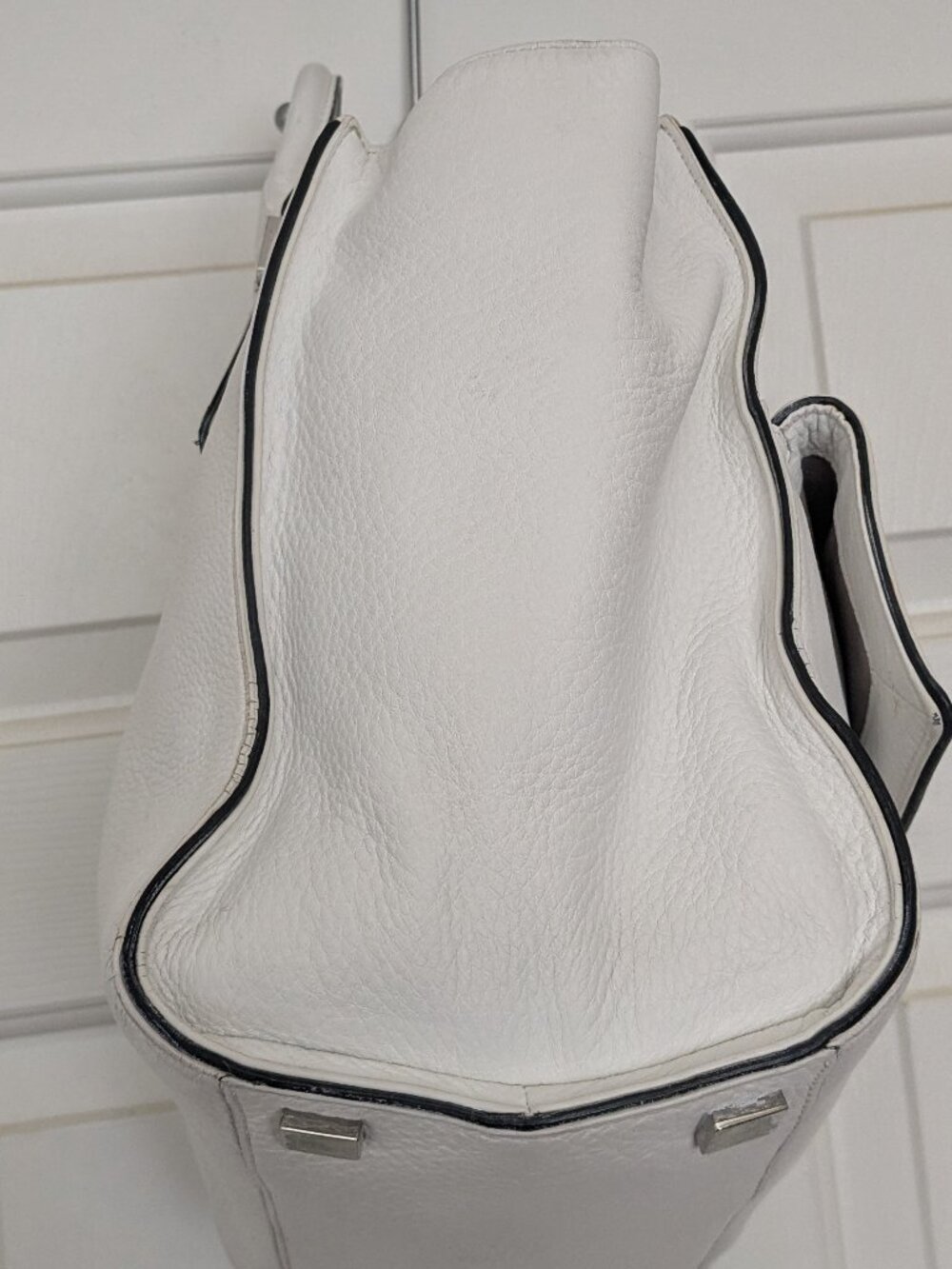Michael Kors Women's Handback Leather Purse White . - Picture 4 of 13